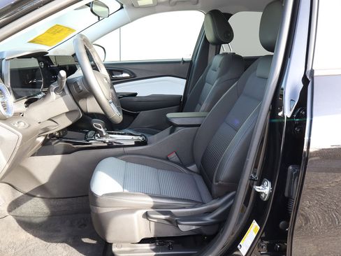 Used 2025 Chevrolet Trax LT w/ LT Convenience Package image 7