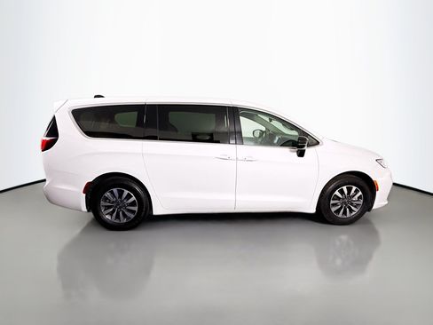 Used 2024 Chrysler Pacifica Limited FWD image 11