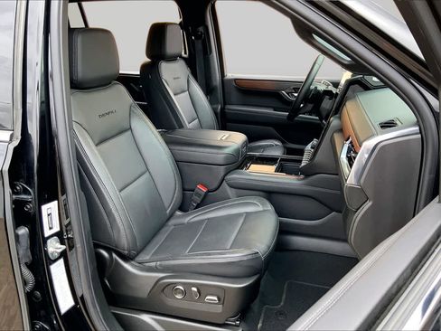 Used 2025 GMC Yukon XL Denali AWD/4WD image 9