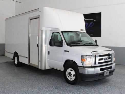 Used 2022 Ford E-450 and Econoline 450 Super Duty RWD image 1