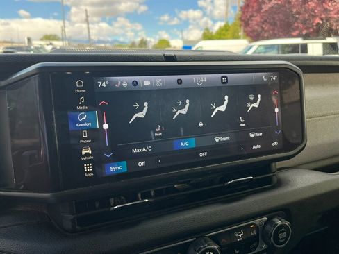 Used 2024 Jeep Wrangler Unlimited image 37