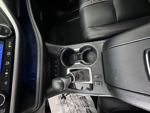 Used 2019 Toyota Highlander SE image 34