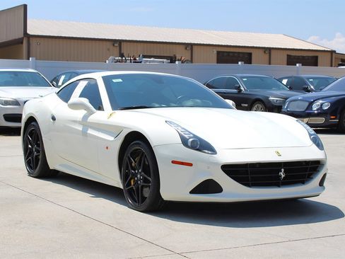 Used 2017 Ferrari California T image 19