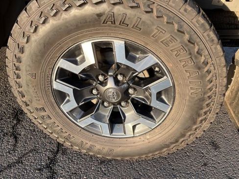 Used 2016 Toyota Tacoma TRD Off-Road image 8