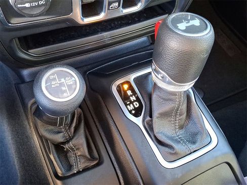 Used 2025 Jeep Wrangler Unlimited Sahara image 12