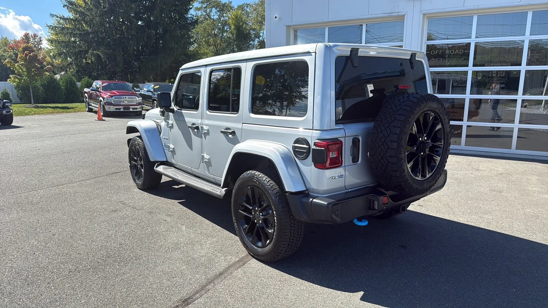 Used 2024 Jeep Wrangler Unlimited Sahara w/ Technology Group AWD/4WD image 10