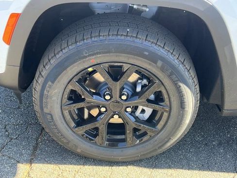 New 2025 Jeep Grand Cherokee Altitude image 12