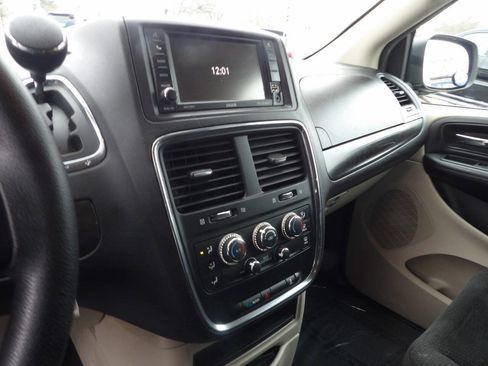 Used 2018 Dodge Grand Caravan SE w/ UConnect Hands-Free Group image 7