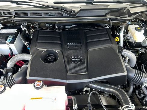 Used 2025 Toyota Tundra Limited AWD/4WD image 19