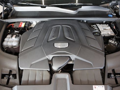 Used 2022 Porsche Cayenne Coupe image 24