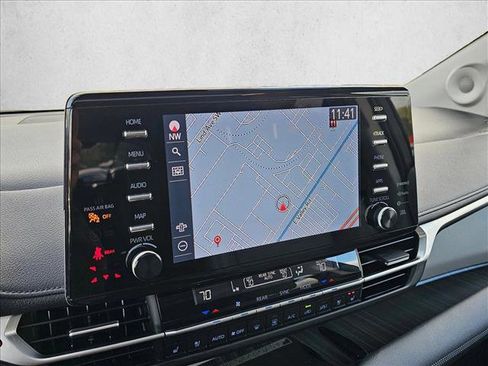 Used 2023 Toyota Sienna Limited image 25