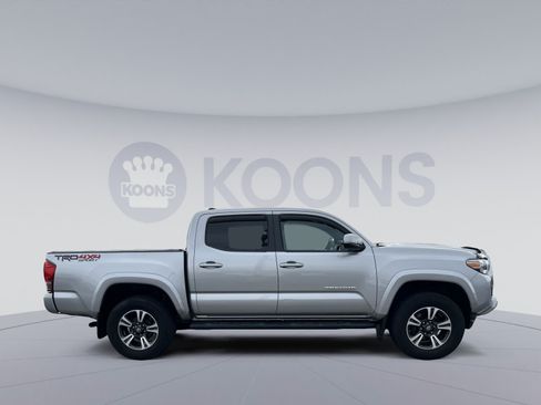 Used 2016 Toyota Tacoma TRD Sport w/ Towing Package AWD/4WD image 8