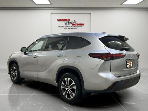 Used 2024 Toyota Highlander XLE image 5