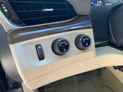 Used 2018 Cadillac Escalade Luxury AWD/4WD image 25