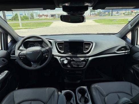 Used 2024 Chrysler Pacifica Touring-L w/ S Appearance Package FWD image 19