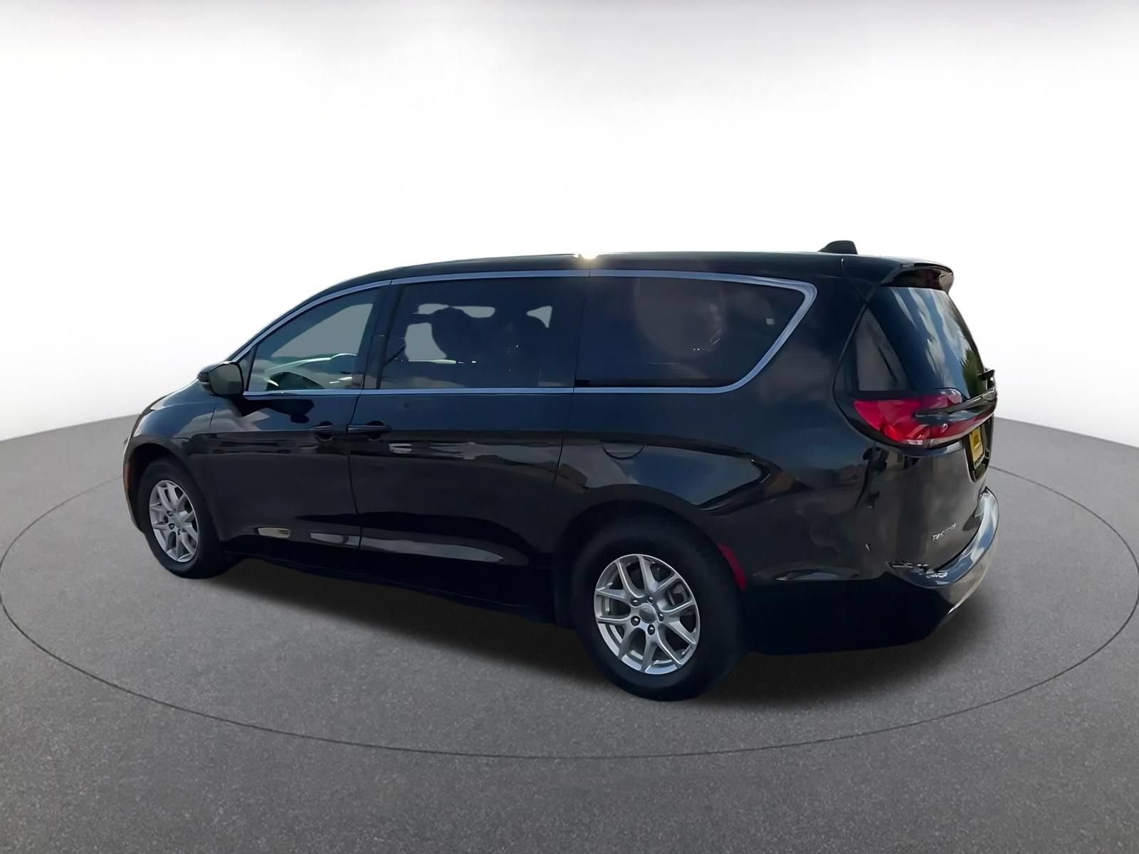 Used 2025 Chrysler Pacifica Select FWD image 9