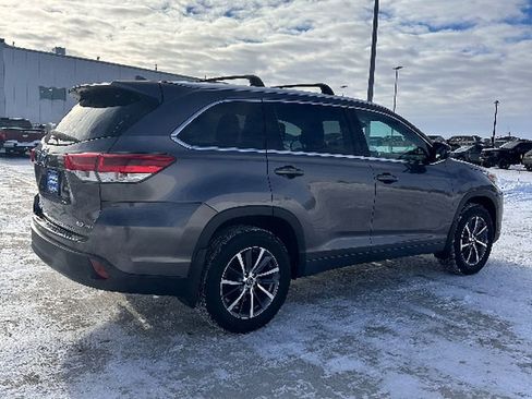 Used 2017 Toyota Highlander XLE image 5