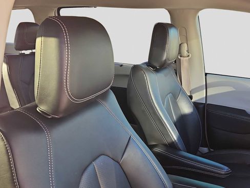 Used 2024 Chrysler Pacifica Touring-L image 17