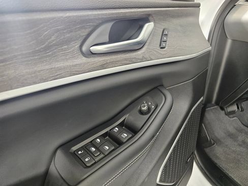 Used 2023 Jeep Grand Cherokee 4WD 4xe image 19