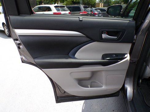 Used 2017 Toyota Highlander XLE AWD/4WD image 19
