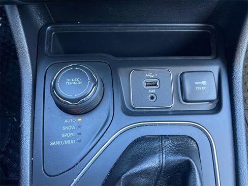 Used 2019 Jeep Cherokee Latitude Plus w/ Cold Weather Group image 12