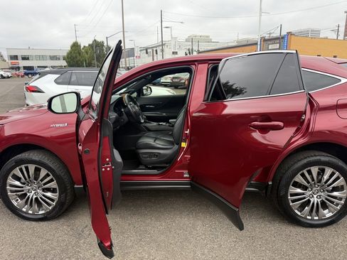 Used 2021 Toyota Venza Limited image 28