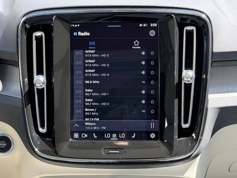 Certified 2025 Volvo XC40 B5 Ultra w/ Protection Package Premier AWD/4WD image 18