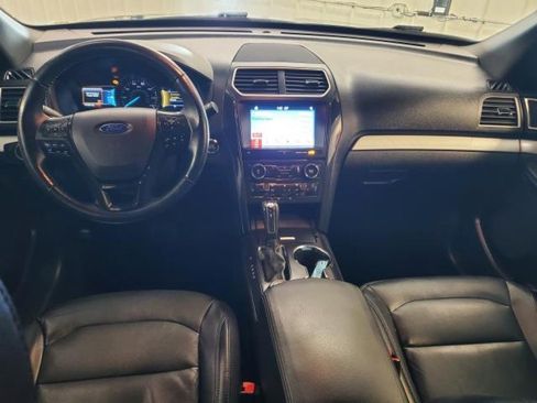 Used 2017 Ford Explorer XLT w/ XLT Technology Feature Bundle image 9