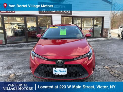 Used 2021 Toyota Corolla LE image 3