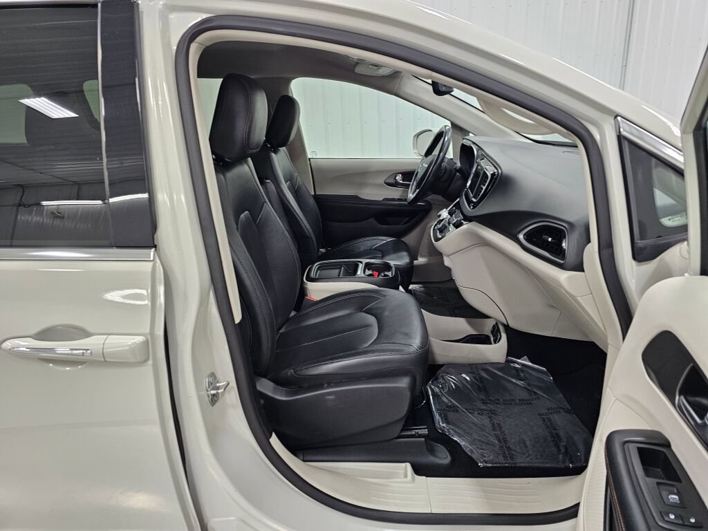 Used 2020 Chrysler Pacifica Touring-L FWD image 20