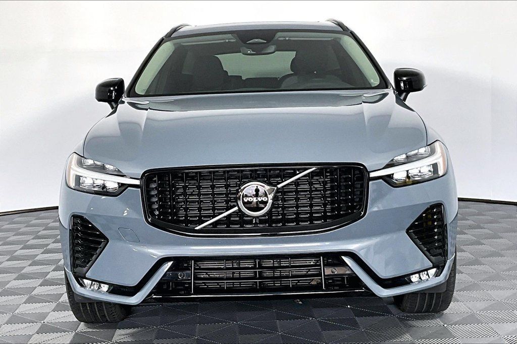 Used 2024 Volvo XC60 B5 Core AWD/4WD image 3