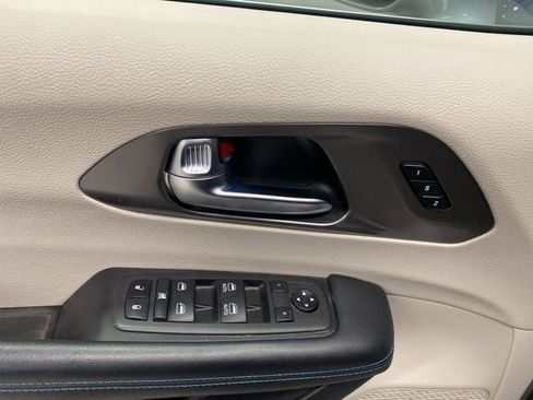 Used 2021 Chrysler Pacifica Touring-L image 31