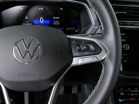 Used 2024 Volkswagen Tiguan SE w/ Panoramic Sunroof Package image 19