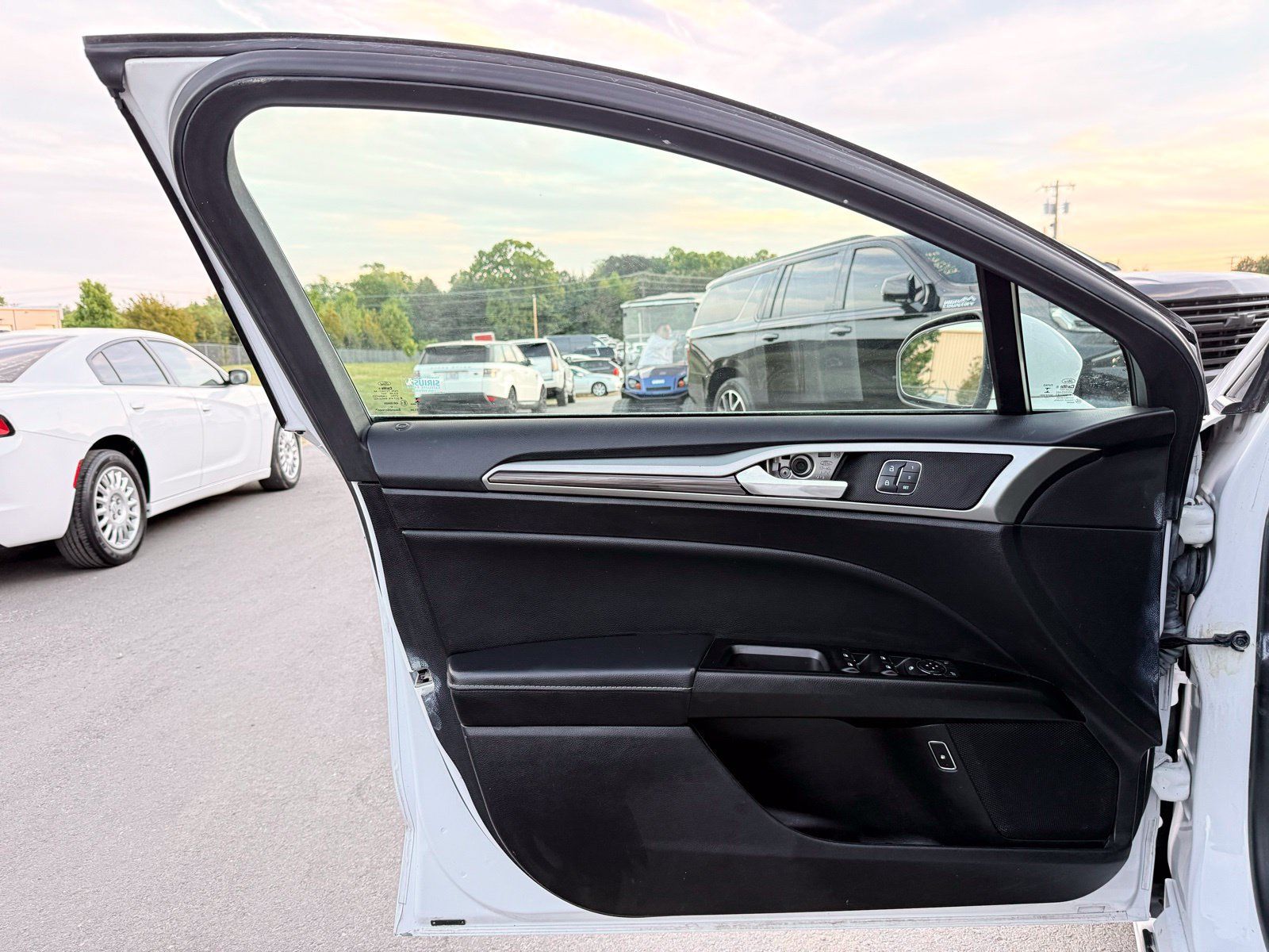 Used 2018 Ford Fusion SE w/ Equipment Group 602A FWD image 12