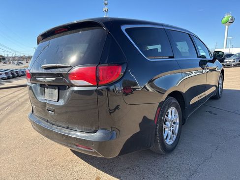 Used 2022 Chrysler Voyager LX image 7