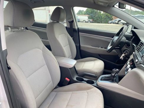 Used 2019 Hyundai Elantra SE FWD image 22