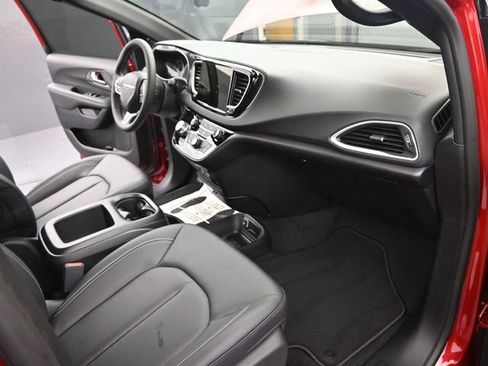 New 2025 Chrysler Voyager LX image 22