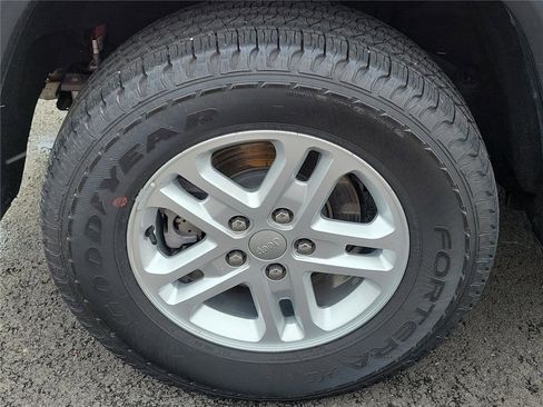 Used 2023 Jeep Grand Cherokee Laredo image 5