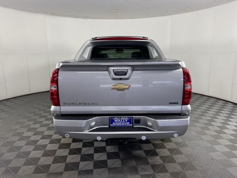 Used 2011 Chevrolet Avalanche LS w/ Regional Value Package AWD/4WD image 5