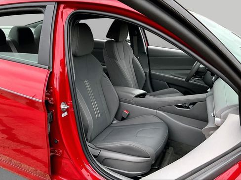 Used 2022 Hyundai Elantra SEL w/ Convenience Package FWD image 9