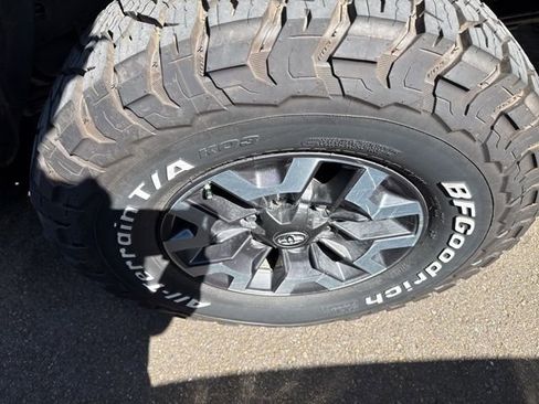 Used 2020 Toyota Tacoma TRD Off-Road image 5