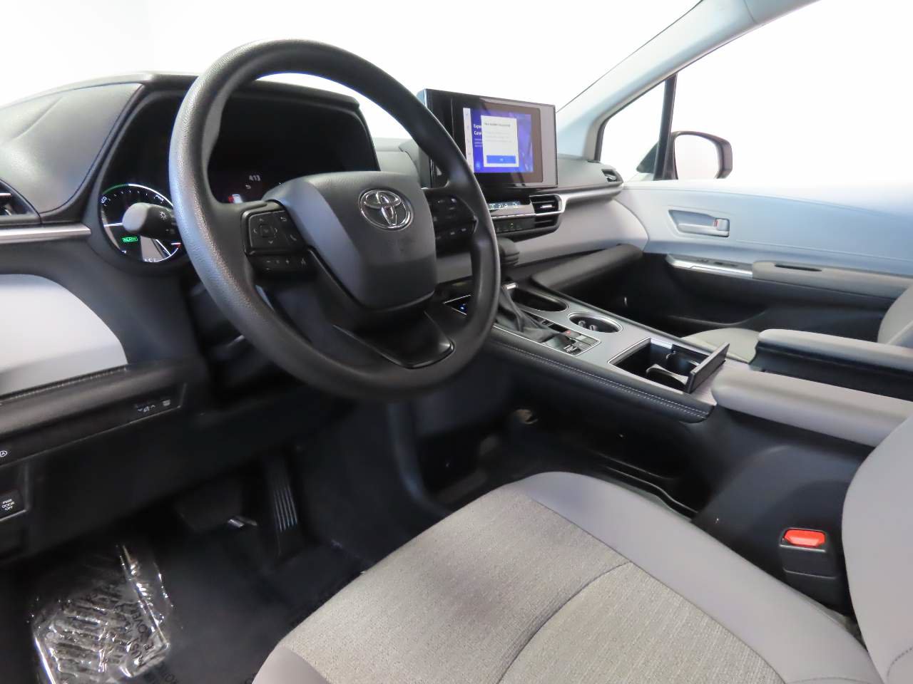 Used 2025 Toyota Sienna LE FWD image 10