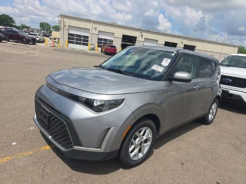Used 2025 Kia Soul LX w/ LX Technology Package FWD image 2