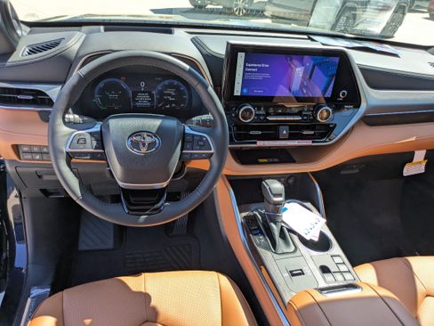 New 2026 Toyota Highlander Platinum image 17