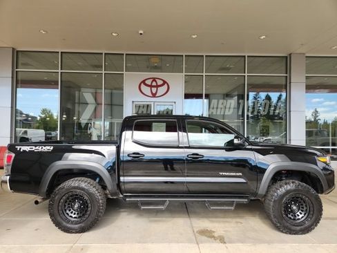 Certified 2021 Toyota Tacoma TRD Off-Road AWD/4WD image 3