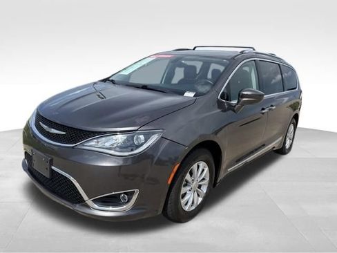 Used 2018 Chrysler Pacifica Touring-L FWD image 6