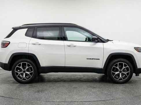 Used 2025 Jeep Compass Limited image 11