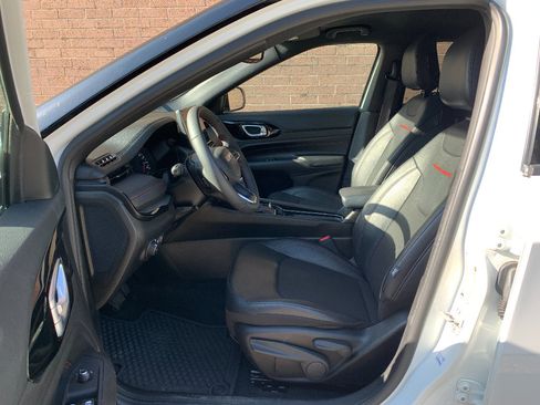 Used 2025 Jeep Compass Trailhawk AWD/4WD image 9