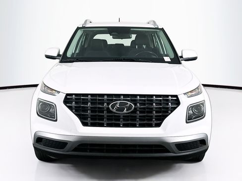 Used 2025 Hyundai Venue SEL FWD image 2