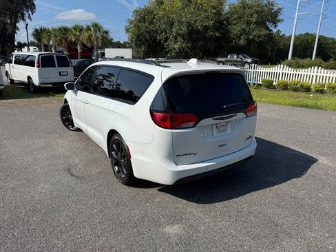 Used 2019 Chrysler Pacifica Limited w/ Advanced Safetytec Group FWD image 4